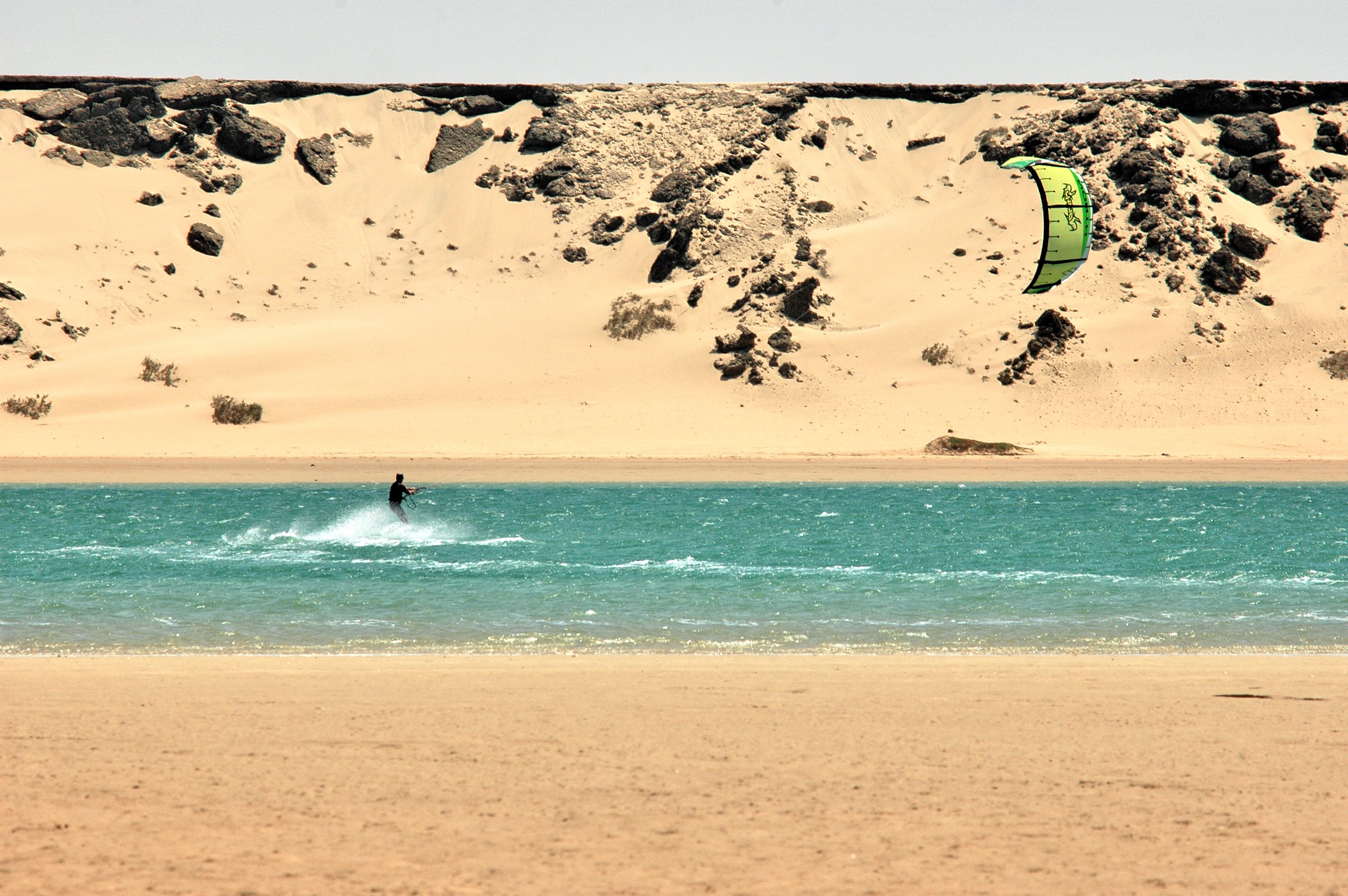 Kitesurf sur la lagune turquoise de Dakhla